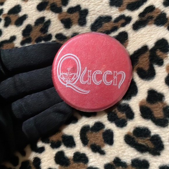QUEEN 👑 Vintage Rock Band Button Pin Pinback Logo Collectible Freddie Mercury - Picture 8 of 8
